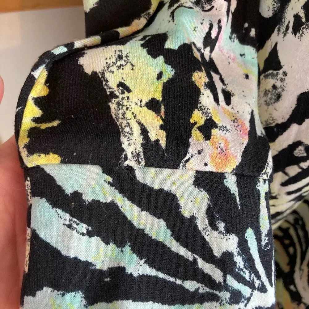 NWOT Abstract print dress V neck w/ pockets rare